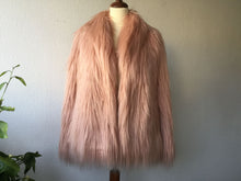 Lade das Bild in den Galerie-Viewer, Sand Copenhagen Fake Fur Felljacke

