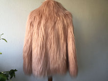Lade das Bild in den Galerie-Viewer, Sand Copenhagen Fake Fur Felljacke
